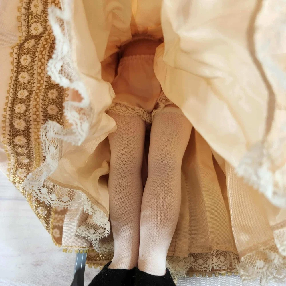 Madame Alexander Snow White‎ Doll Red Cape Gold Dress